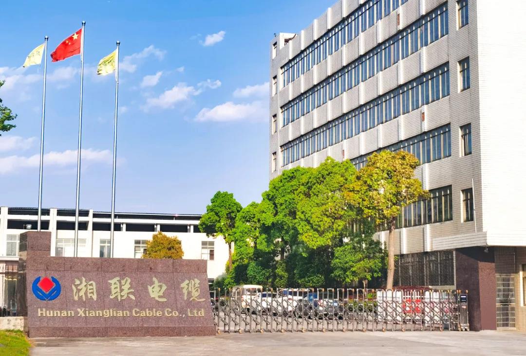 今日小雪，用一组湘联小伙伴拍摄的美照来迎接厂区的冬天！